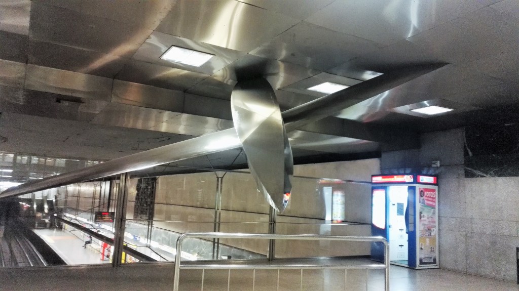 Escultura "Viajes extraordinarios", en la parada de metro de Benimaclet
