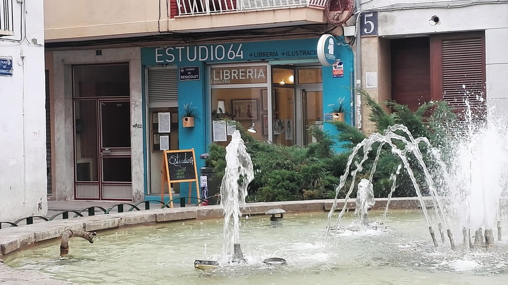 Fachada de "Estudio 64", en plena plaza de Benimaclet. 