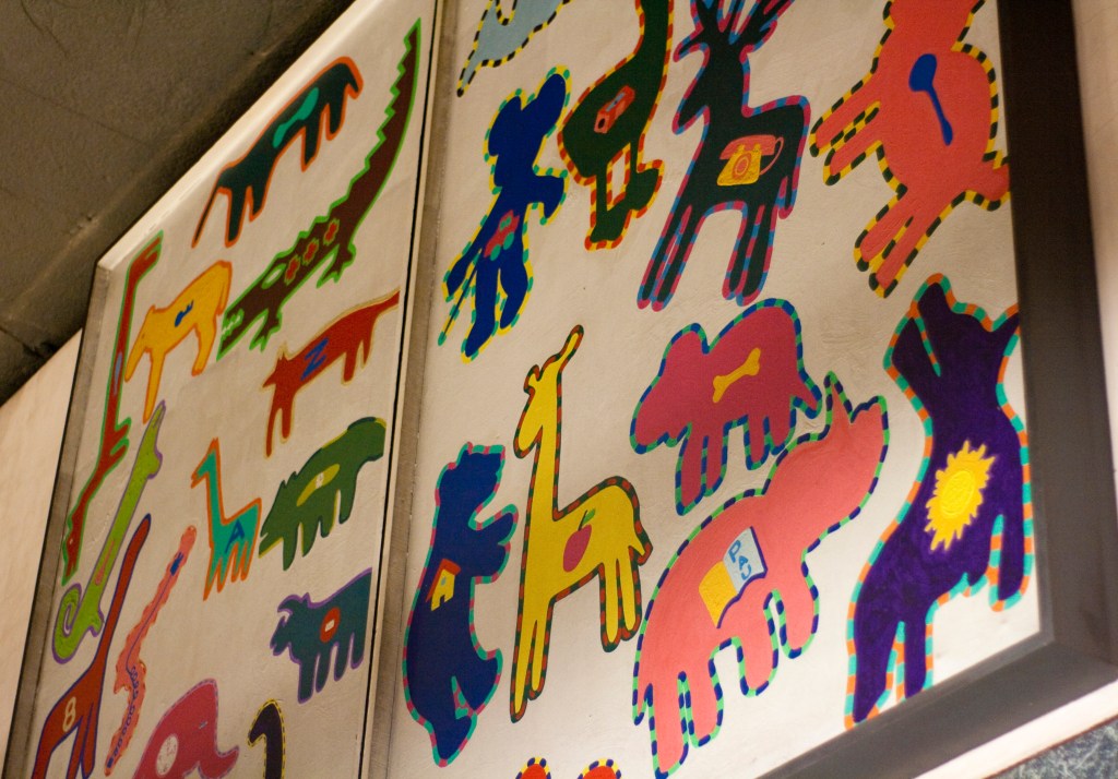 Mural "Mito Zoo" en la parada de metro de Benimaclet