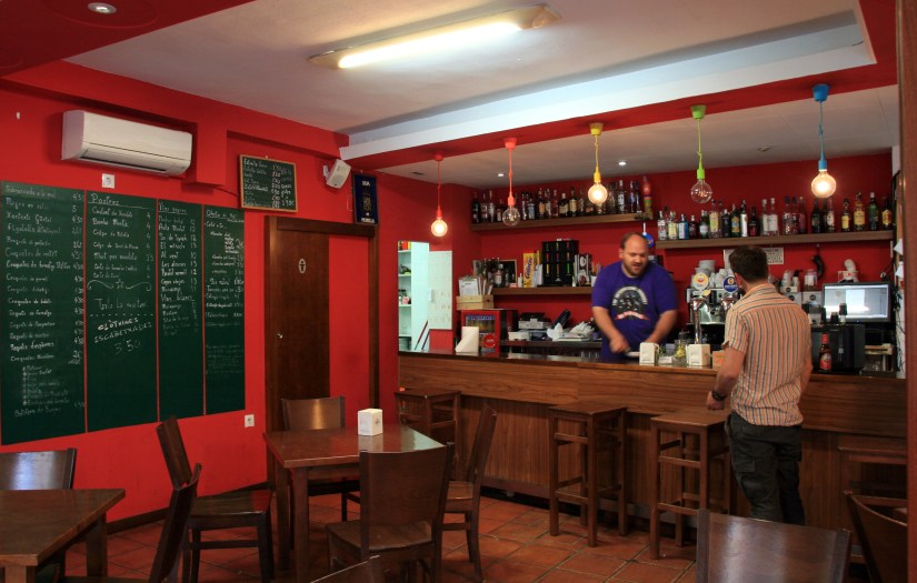Interior del bar de las jornadas en Benimaclet