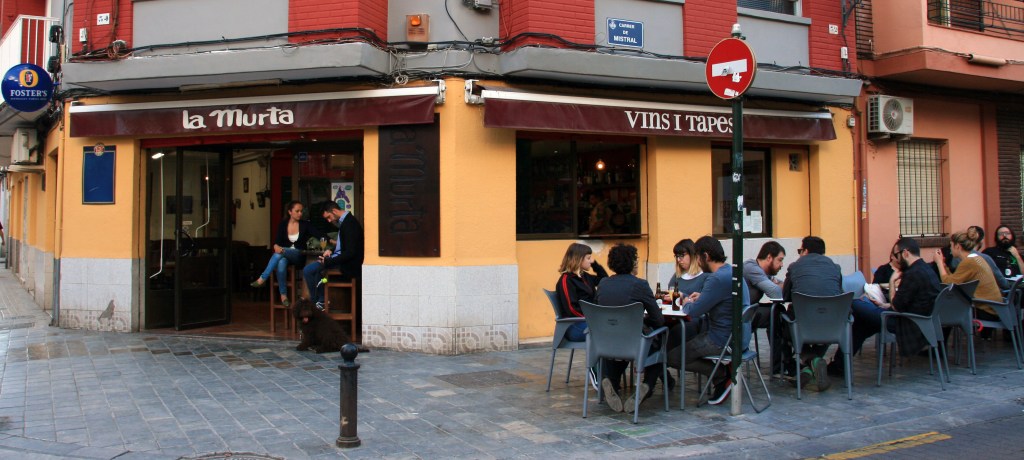 Vista exterior del bar La Murta, en una arteria Benimaclet