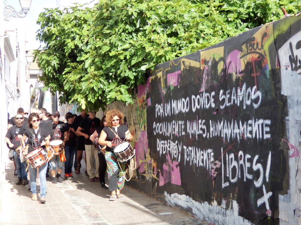 La colla de dolçaina i tabalet Estrela Roja en el pasacalles de Benimaclet T'Estime