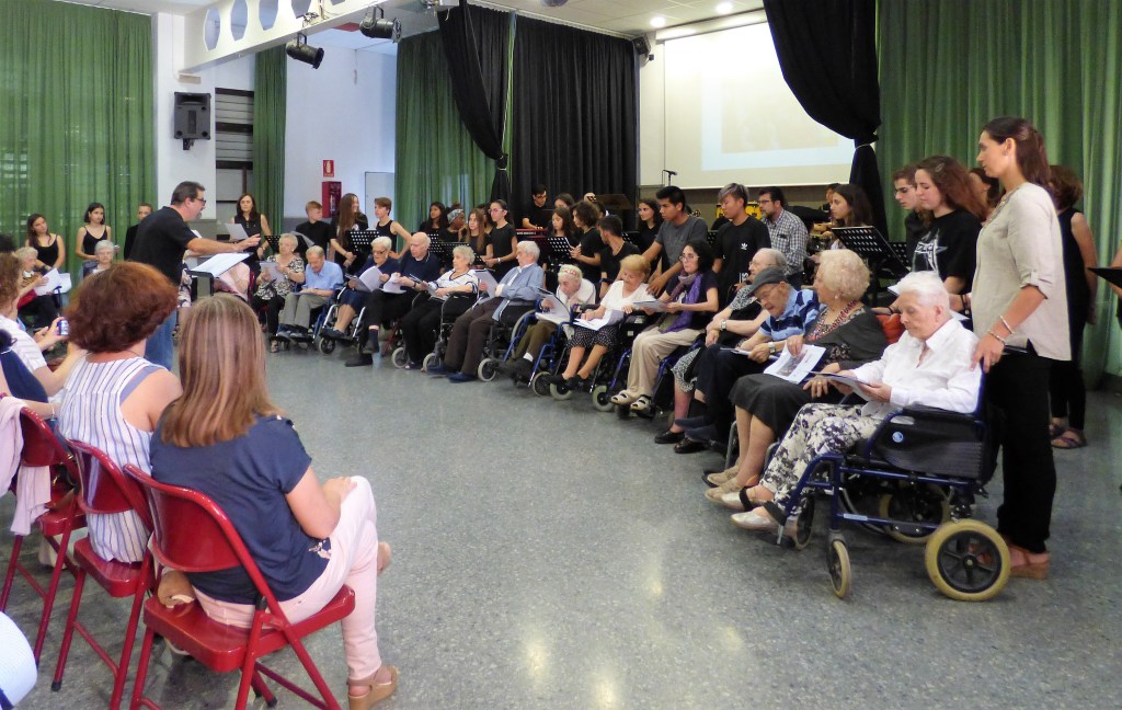 Concierto del coro intergenacional en el IES de Benimaclet. 