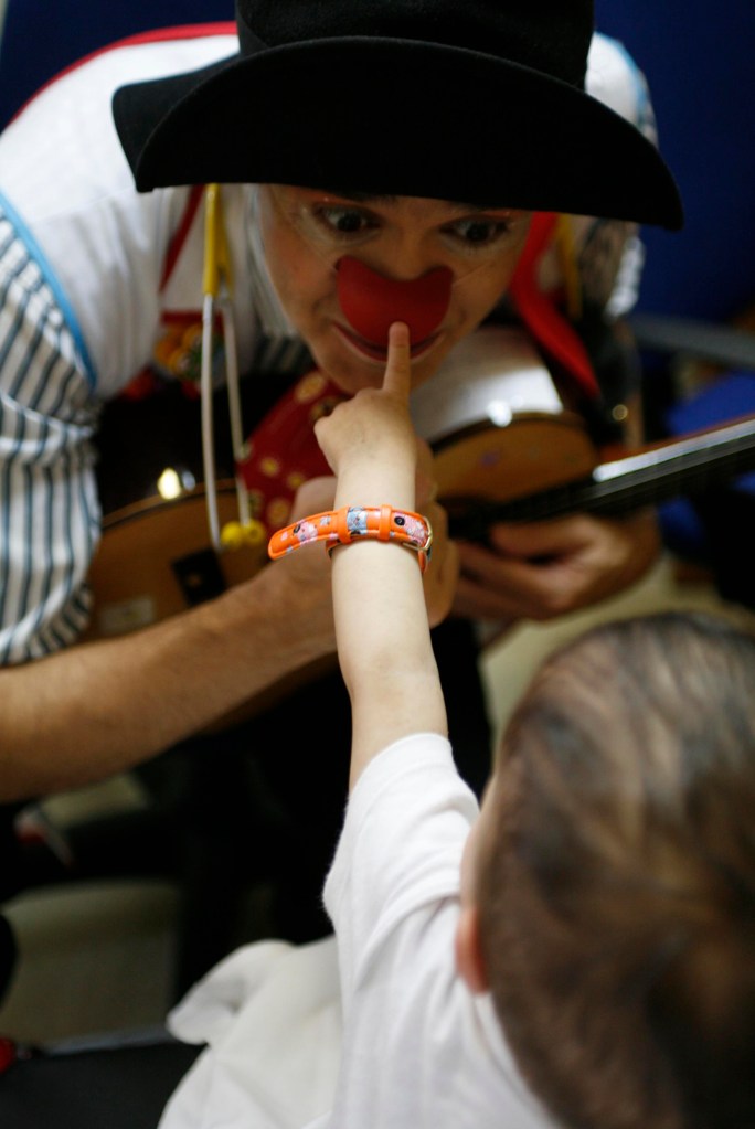 Actuación de un payaso de PayaSOSpital. 
