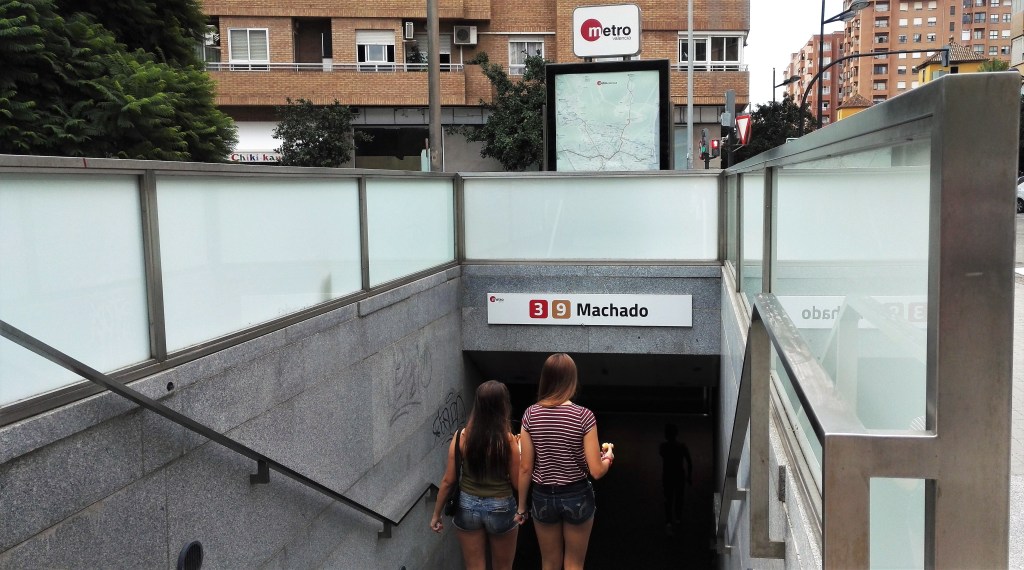 Una de las entradas a la estación de metro de Machado, en Benimaclet