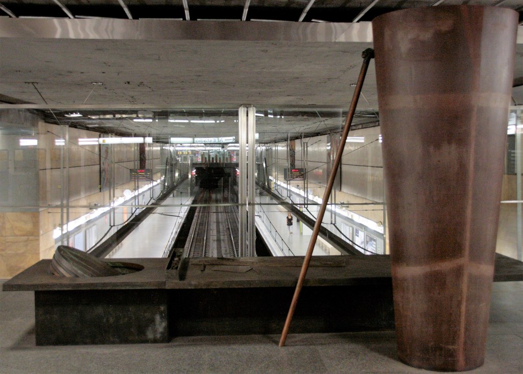 Escultura "Topos: Espacios de interferencia del mito", en el metro de Benimaclet