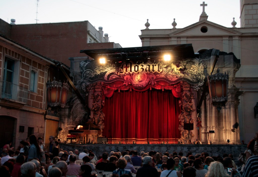 La plaza de Benimaclet, preparada para acoger una ópera. 