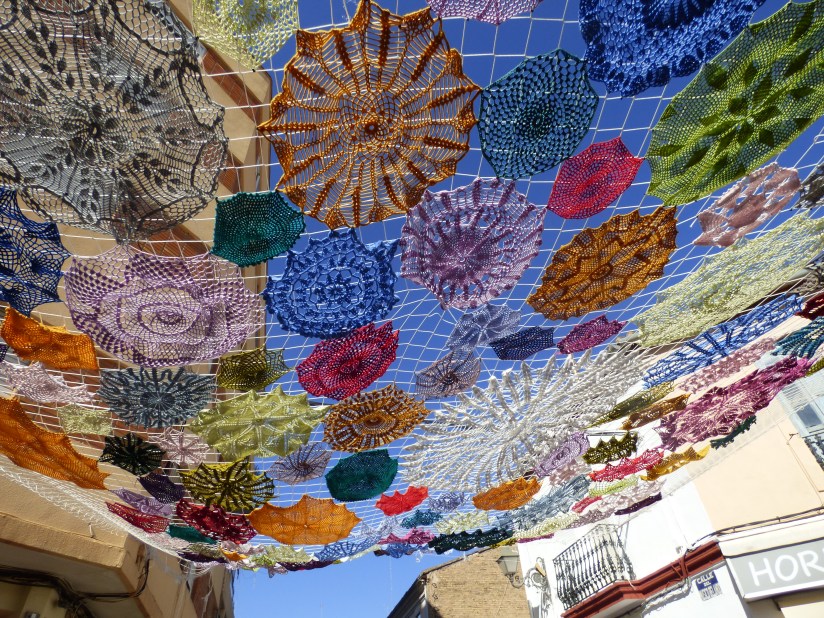 Ganchillo en el cielo de Benimaclet gracias a la iniciativa 'Hilando vidas'.