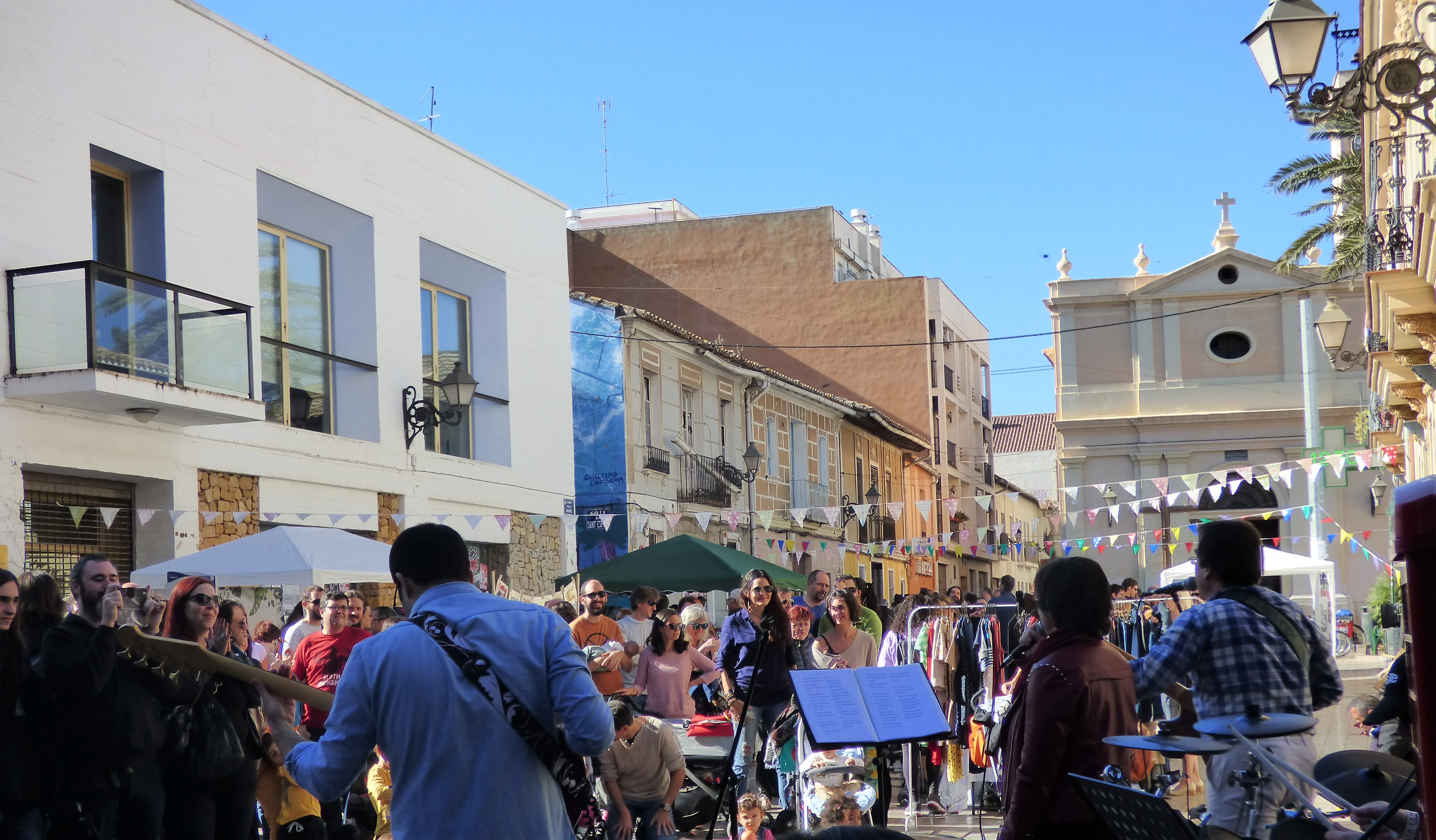 Actuación musical en el Benimarket de Benimaclet