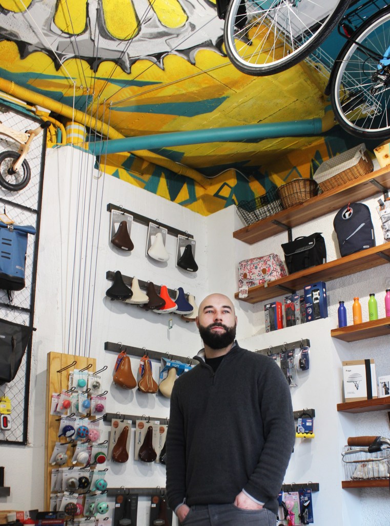 Manuel Cabezudo, en su local Vuelta de Tuerca