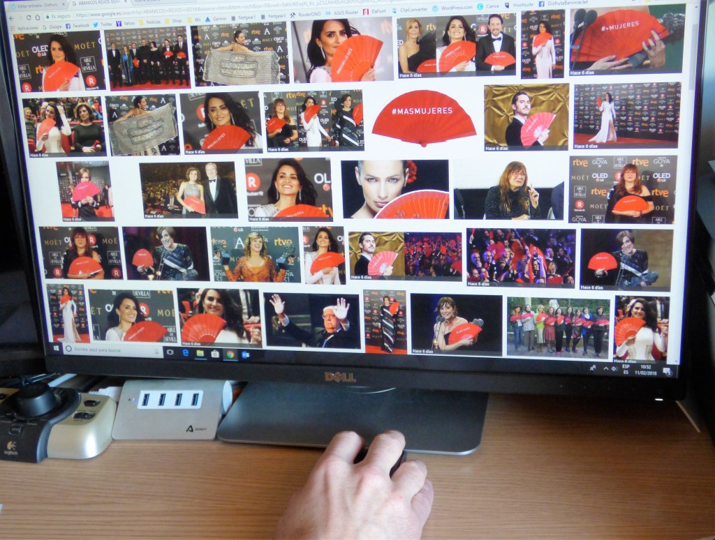 Imagen en un ordenador de los abanicos rojos de los premios Goya