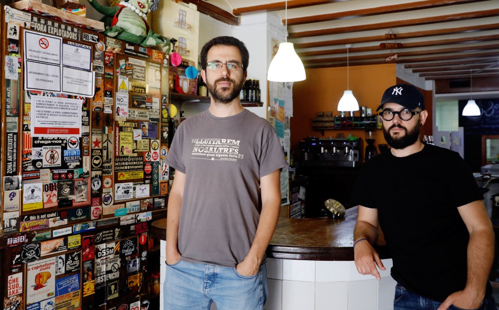 Joan Canela y Jordi Colonques, autores de la novela 'Napalm'