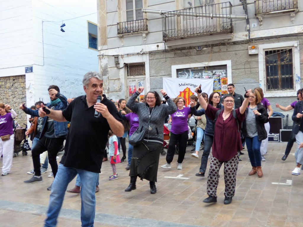 Taller de baile de L'Esvaraeta en la plaza de Benimaclet