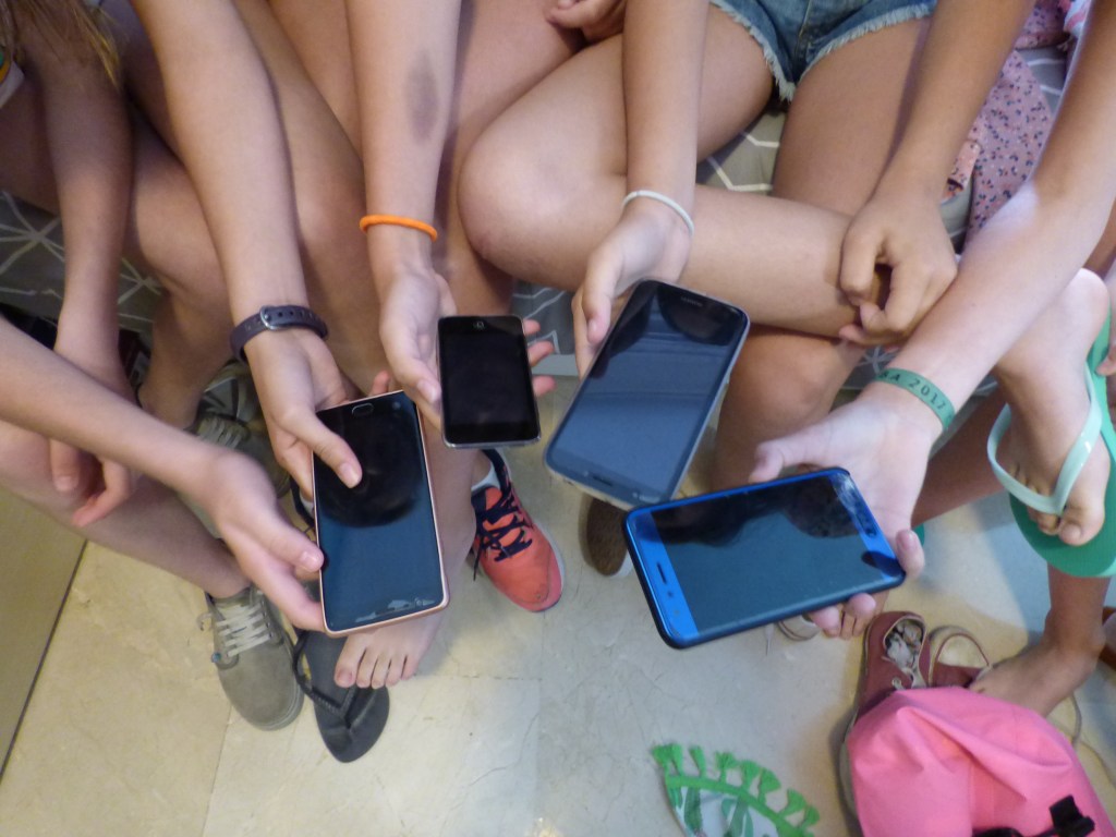 Adolescentes con sus teléfonos móviles