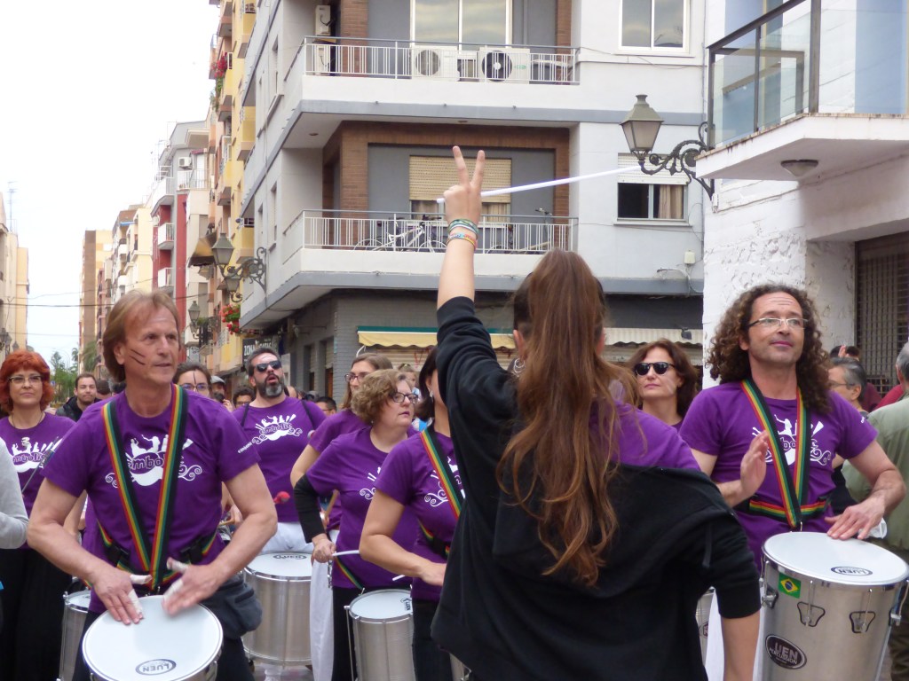 La batucada Embolic actuando en Benimaclet