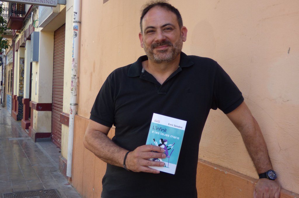 Enric Senabre con su libro 'L'infinit a les teues mans'