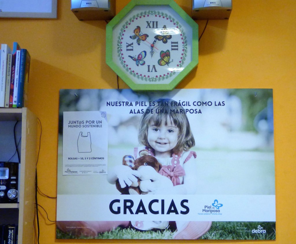 Cartel sobre la enfermedad piel de mariposa en la tienda de Benimaclet
