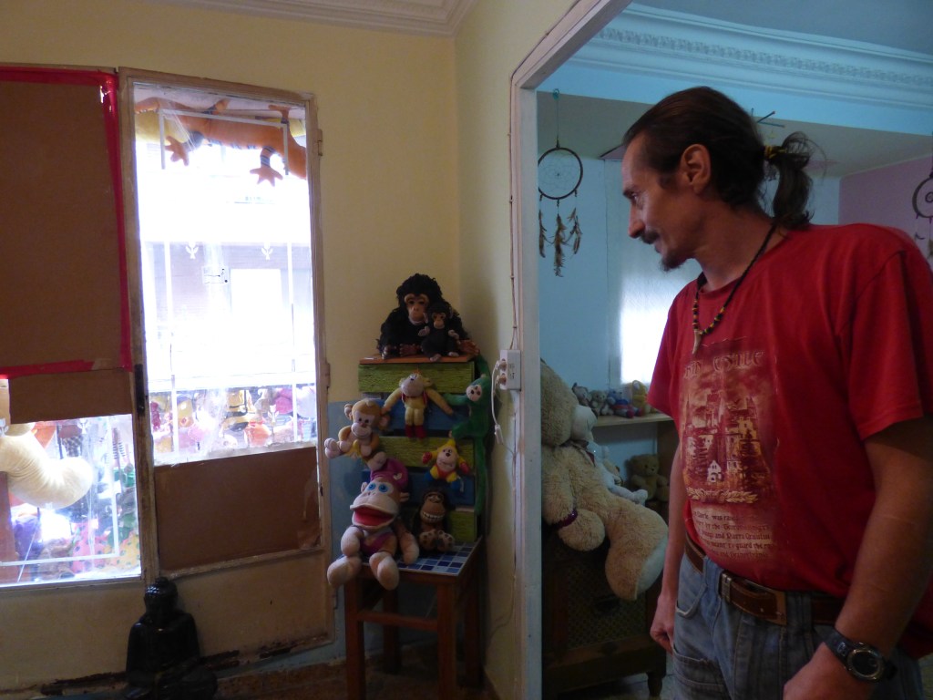 Pani y sus peluches en su casa de Benimaclet