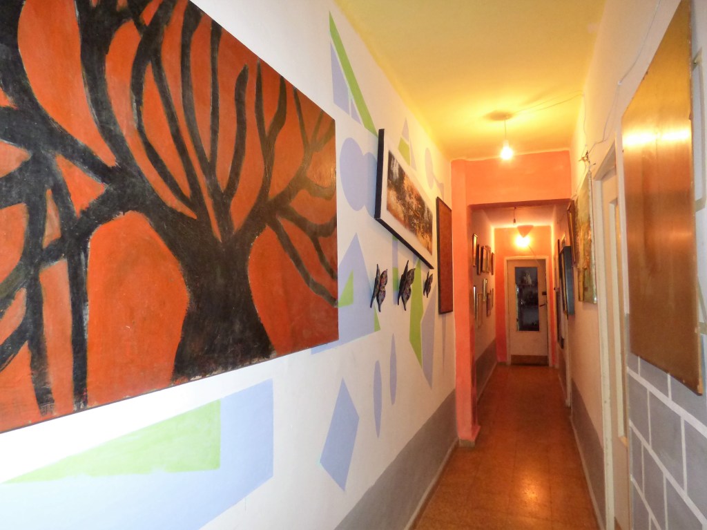 Cuadros en la casa del balcón de los peluches de Benimaclet