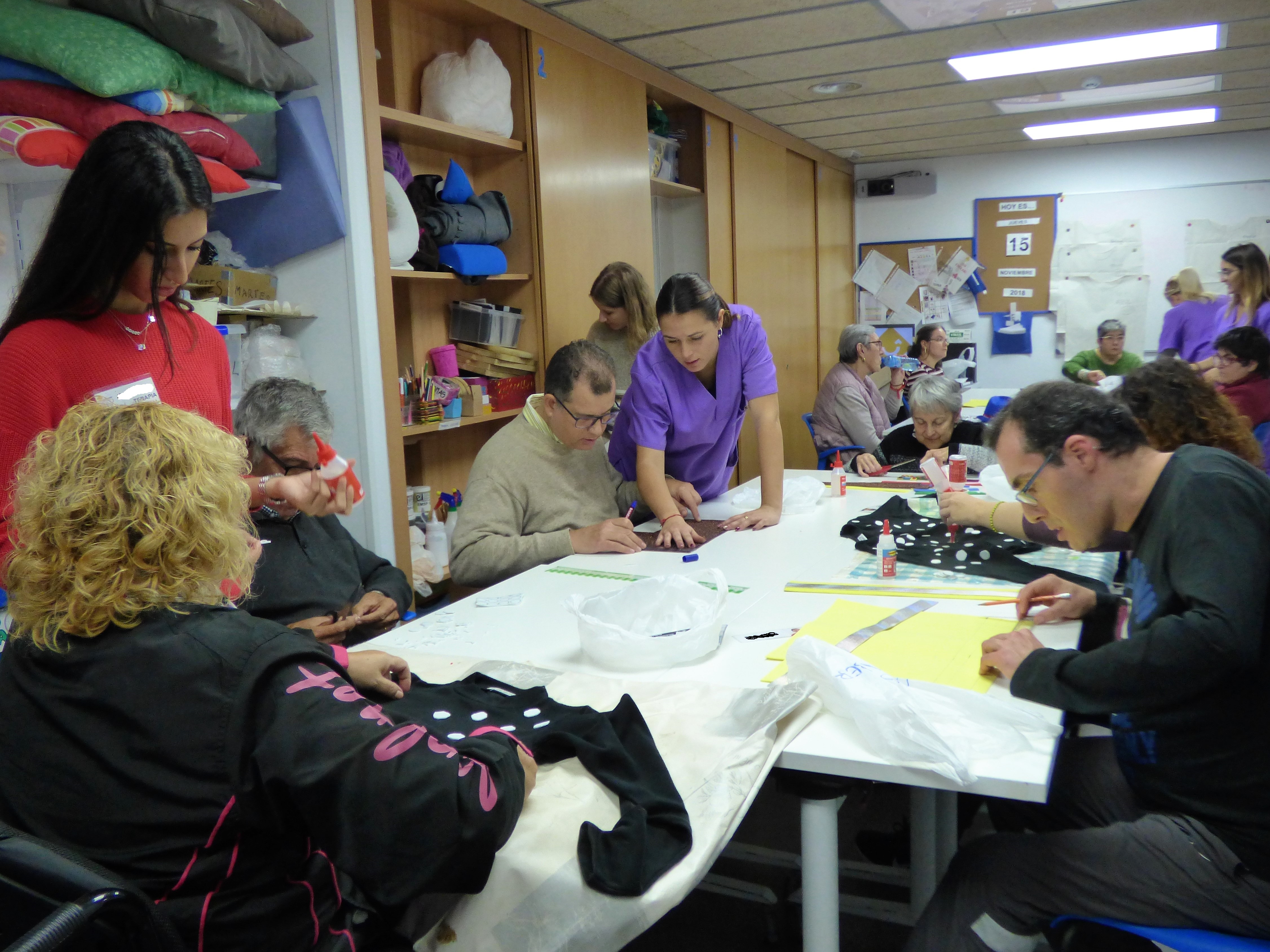 Usuarios del centro de día Nueva Opción en uno de sus talleres