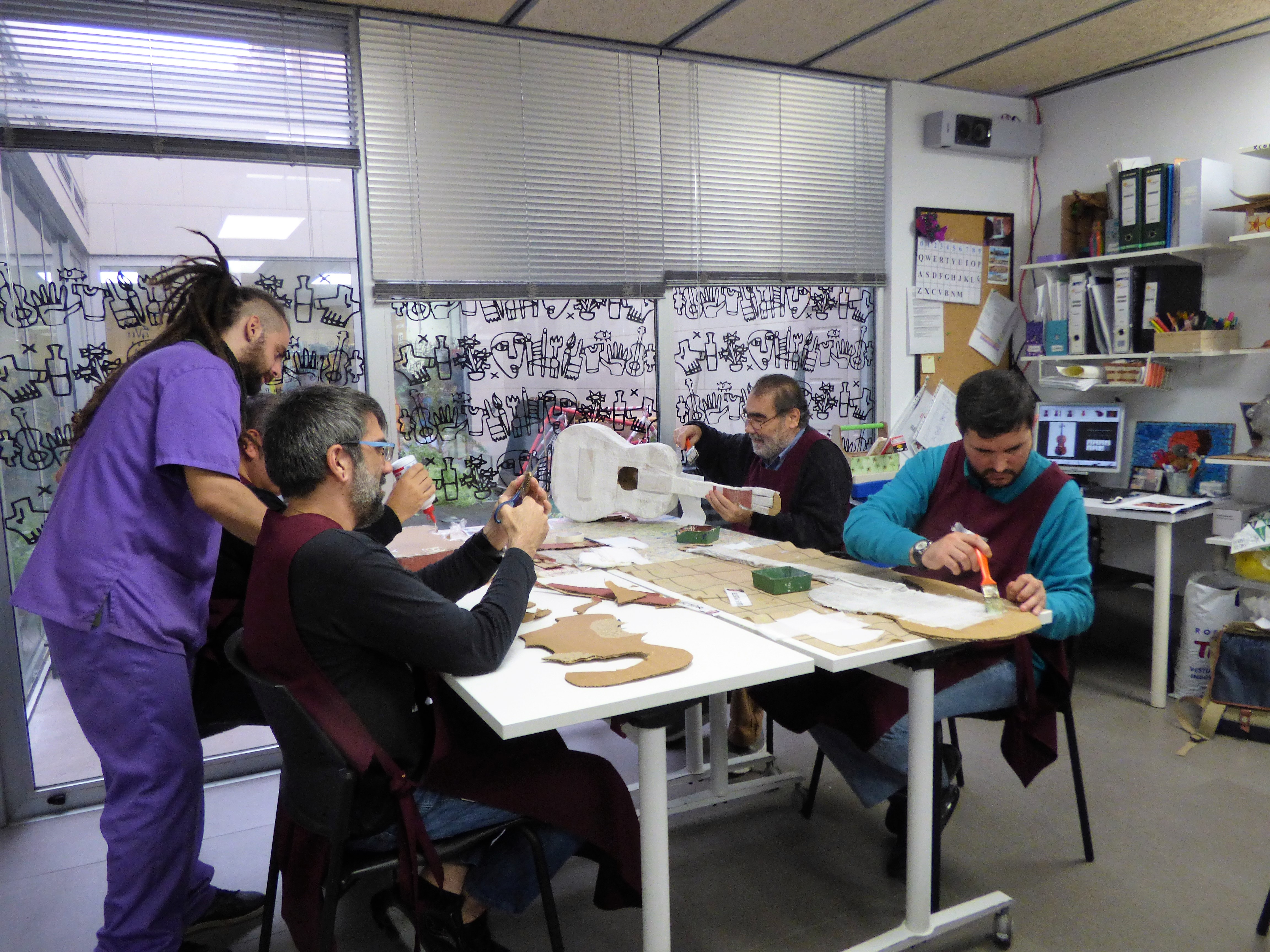 Usuarios de Nueva Opción preparan la decoración navideña