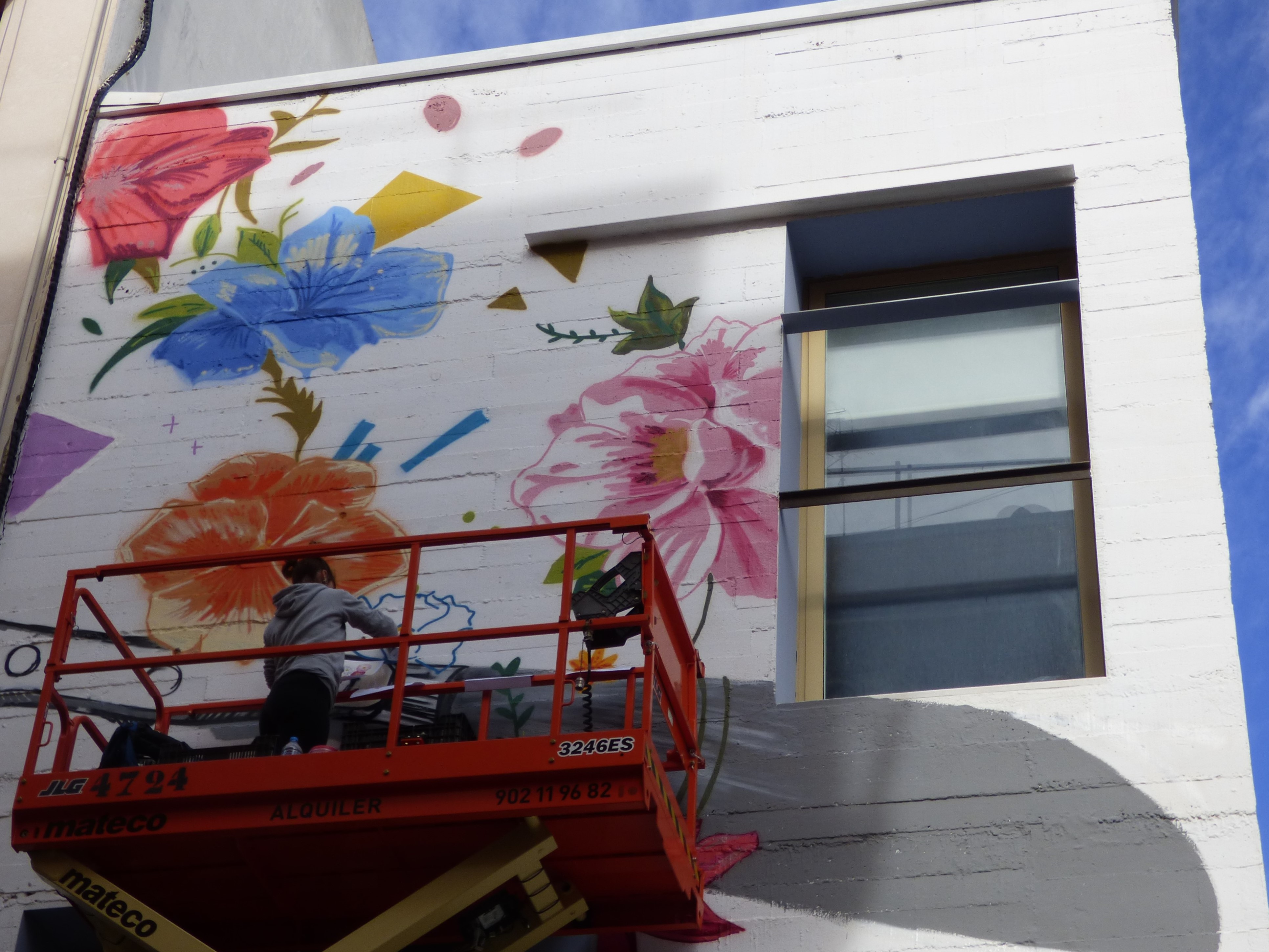 Alejandra de la Torre pinta un mural contra la violencia en Benimaclet