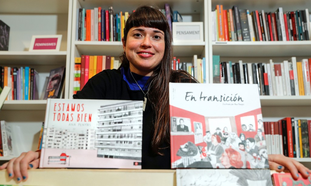 Ana Penyas con dos de sus libros