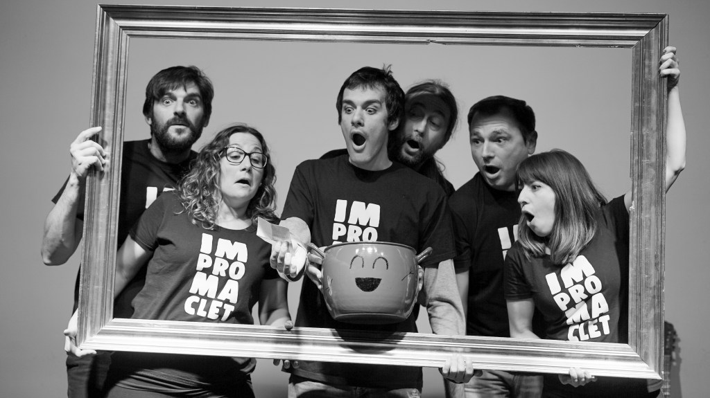 Impromaclet con el perol que da origen al espectáculo