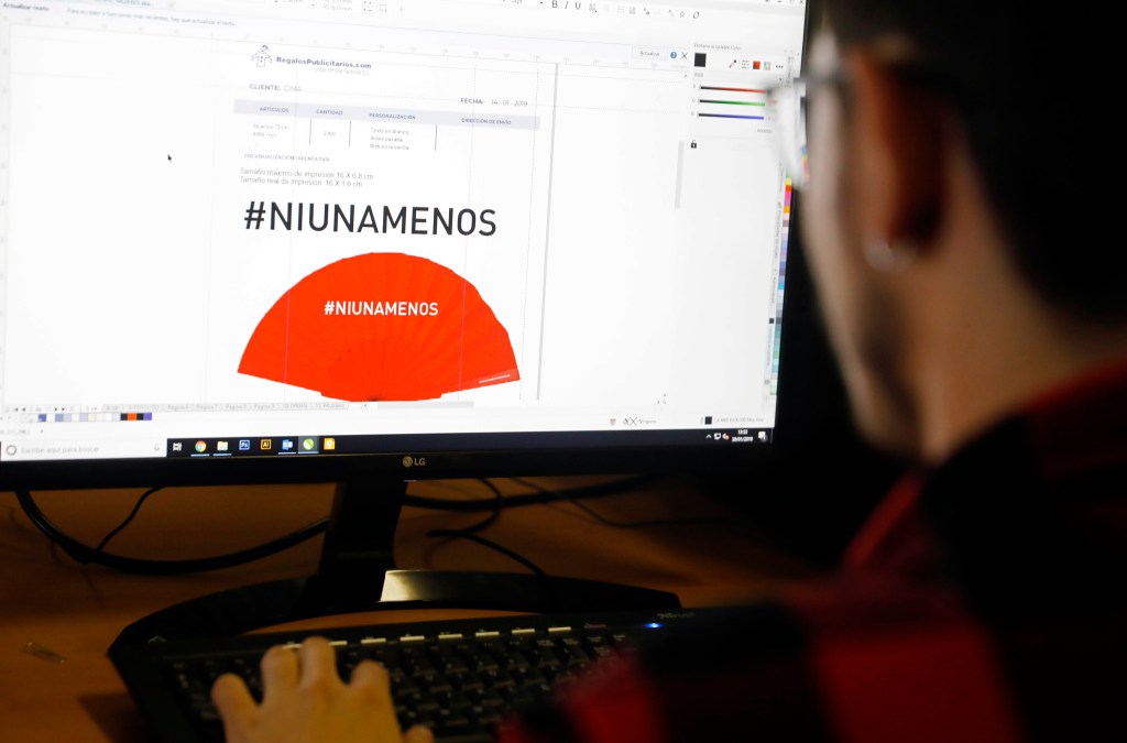 Diseño de los abanicos rojos de ls Premios Goya