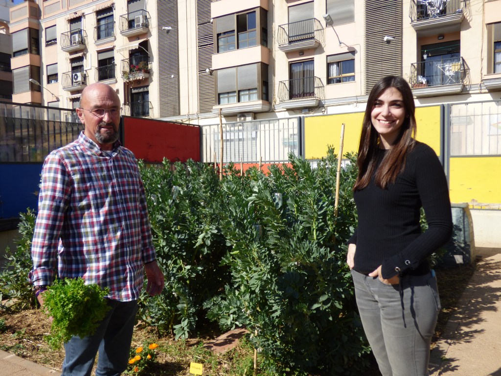 El coordinador del huerto del colegio municipal Benimaclet, Paco Sáez, y la maestra Raquel Delgado