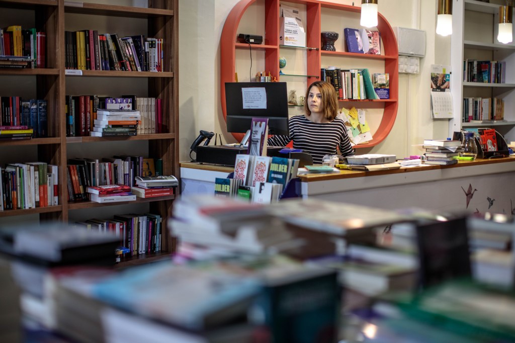 Interior de la librería La Rossa de Benimaclet