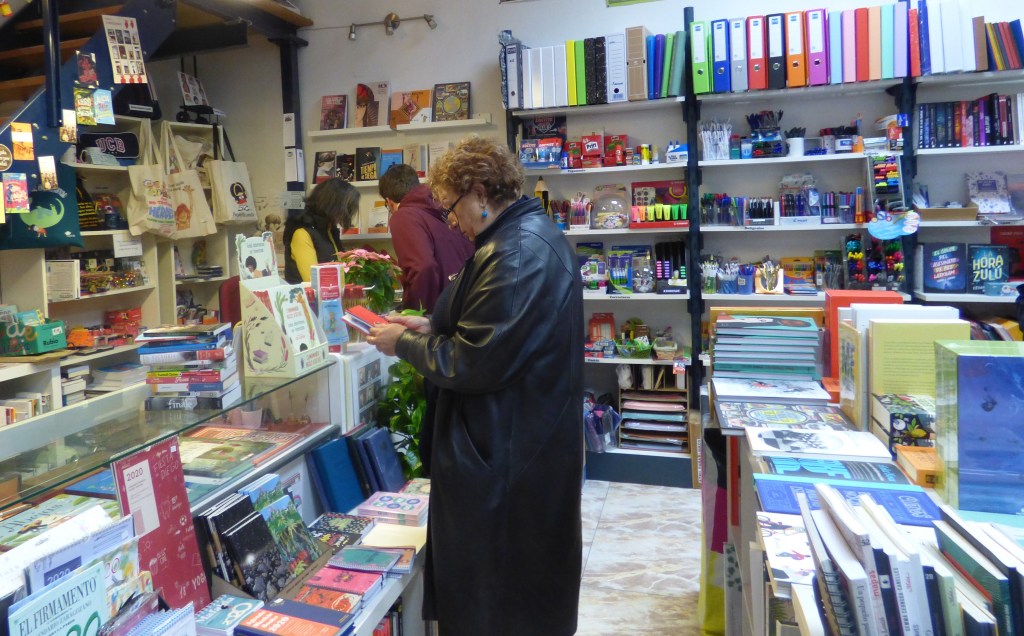 Interior de la  librería Gaia de Benimaclet