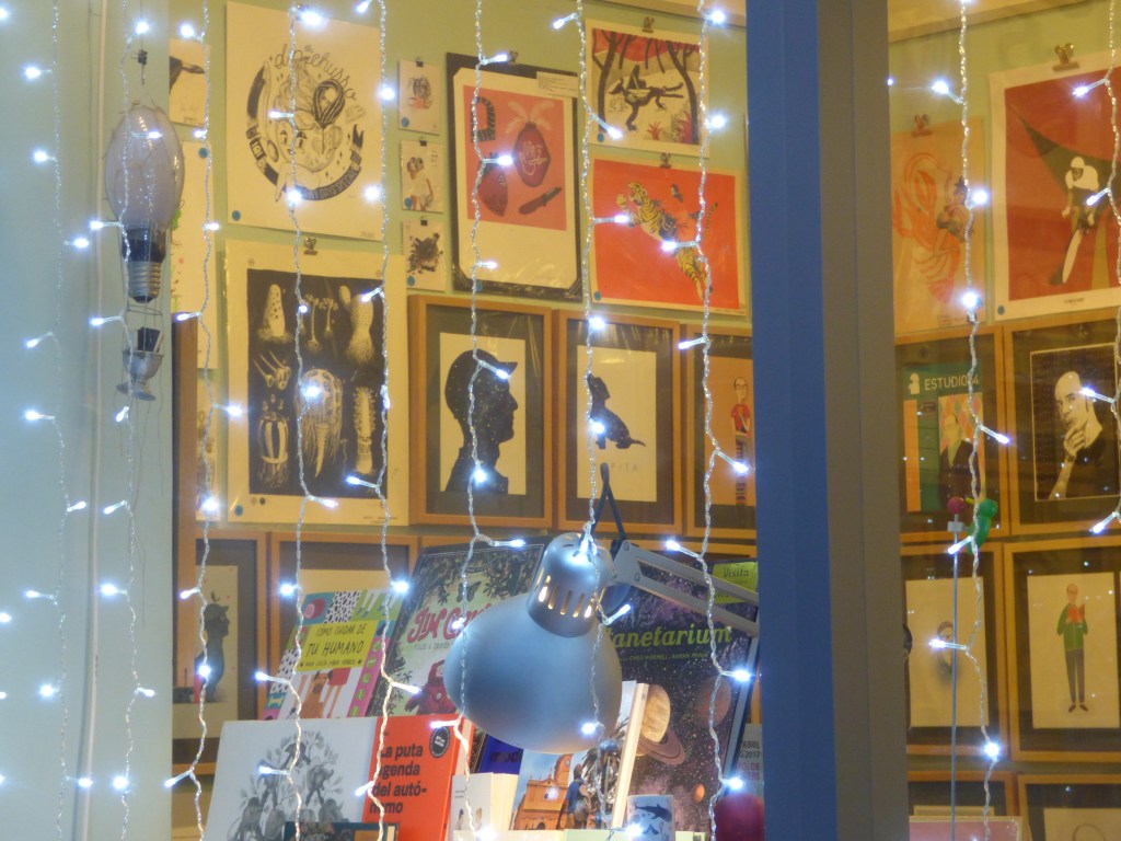 Escaparate navideño de la librería Estudio 64 de Benimaclet