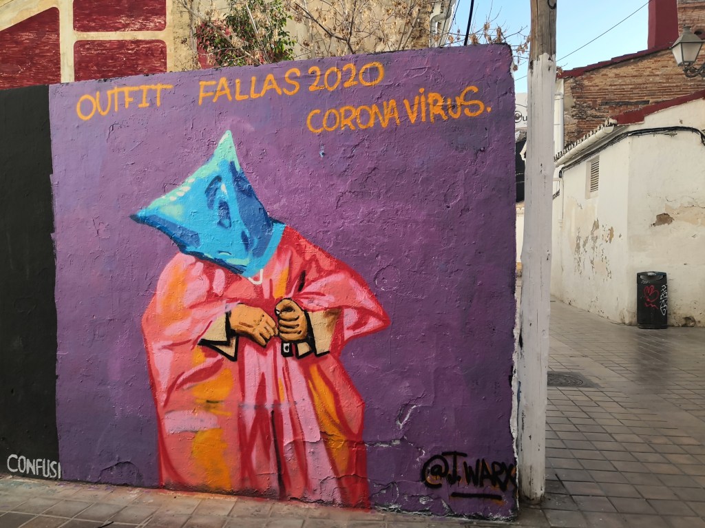 Mural sobre el outfit para las fallas con coronavirus de J.Warx, en Benimaclet
