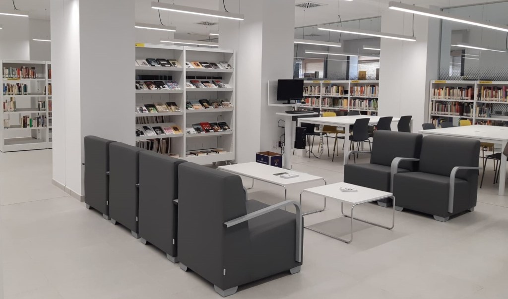 Interior de la biblioteca de Benimaclet