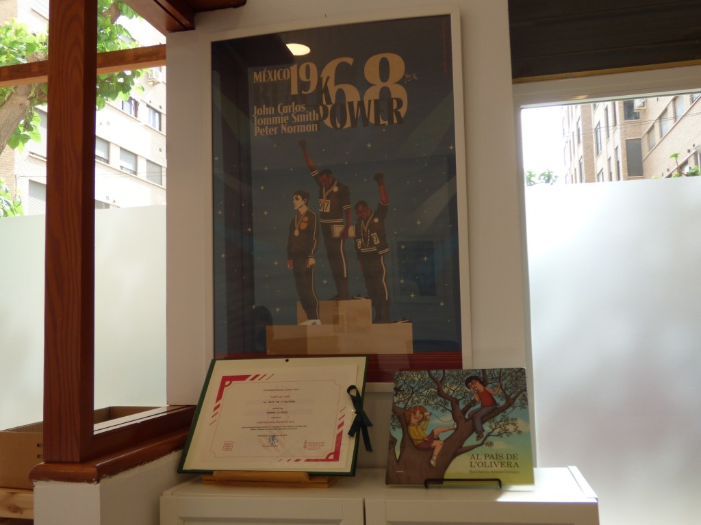 Sede de Sembra Llibres en Benimaclet, donde se exhibe uno de los premios recibidos. 