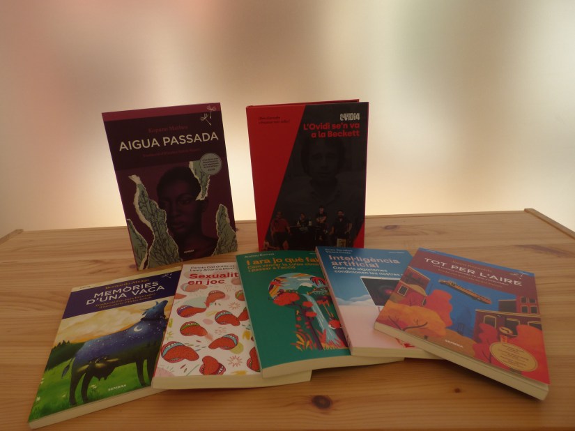 Ejemplares de algunas de las últimas obras publicadas por Sembra Llibres, editorial de Benimaclet 