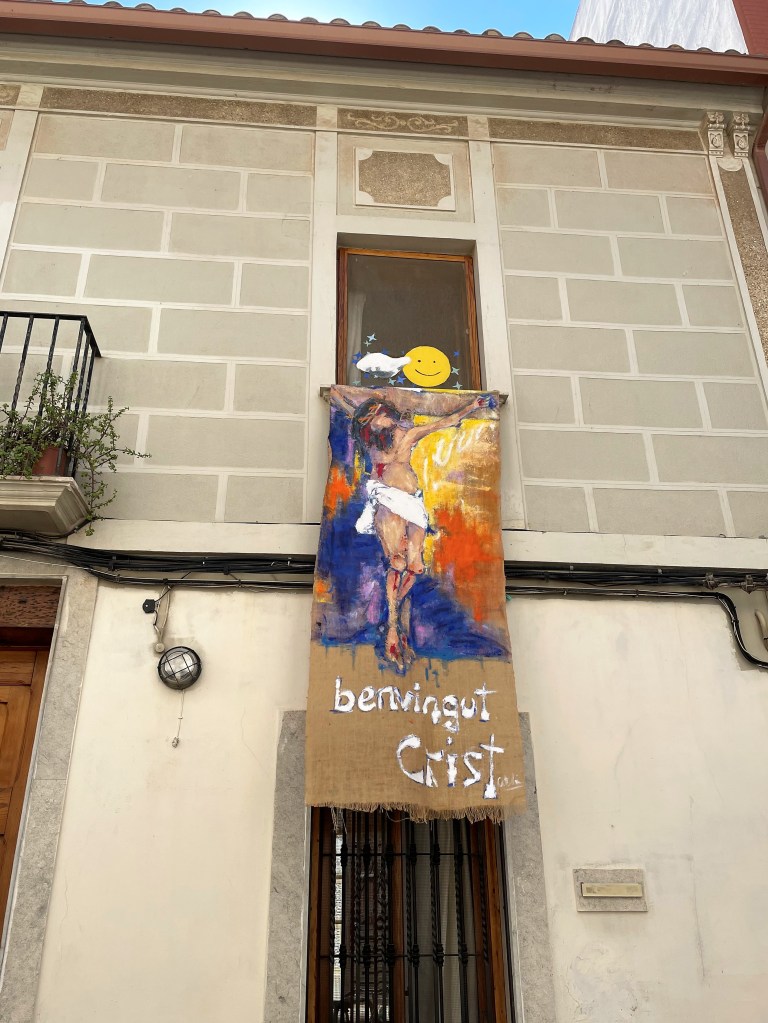 Una fachada de Benimaclet decorada para las fiestas patronales.
