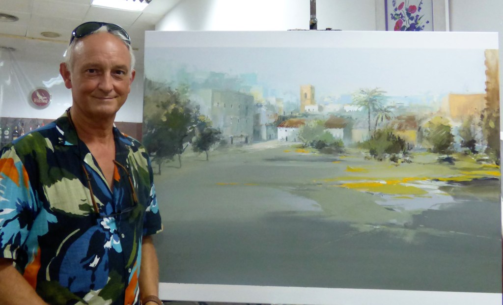 Pascual Gimeno posa ante su obra, la ganadora del III certamen de pintura rápida de las fiestas de Benimaclet