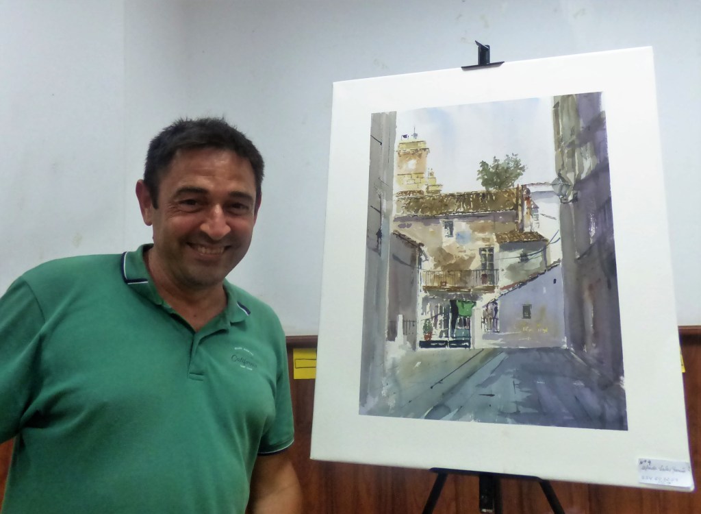 Alfredo Sales ante su obra, segundo premio del certamen de pintura rápida de las fiestas de Benimaclet de 2021. 