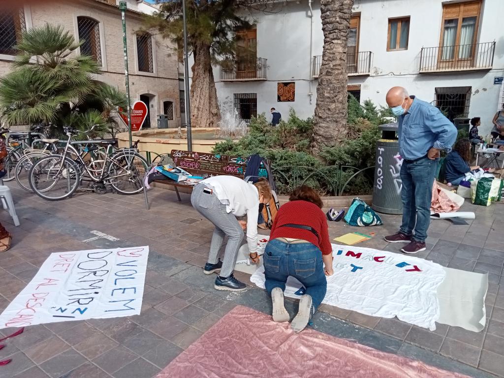 Confección de carteles contra el botellón en Benimaclet