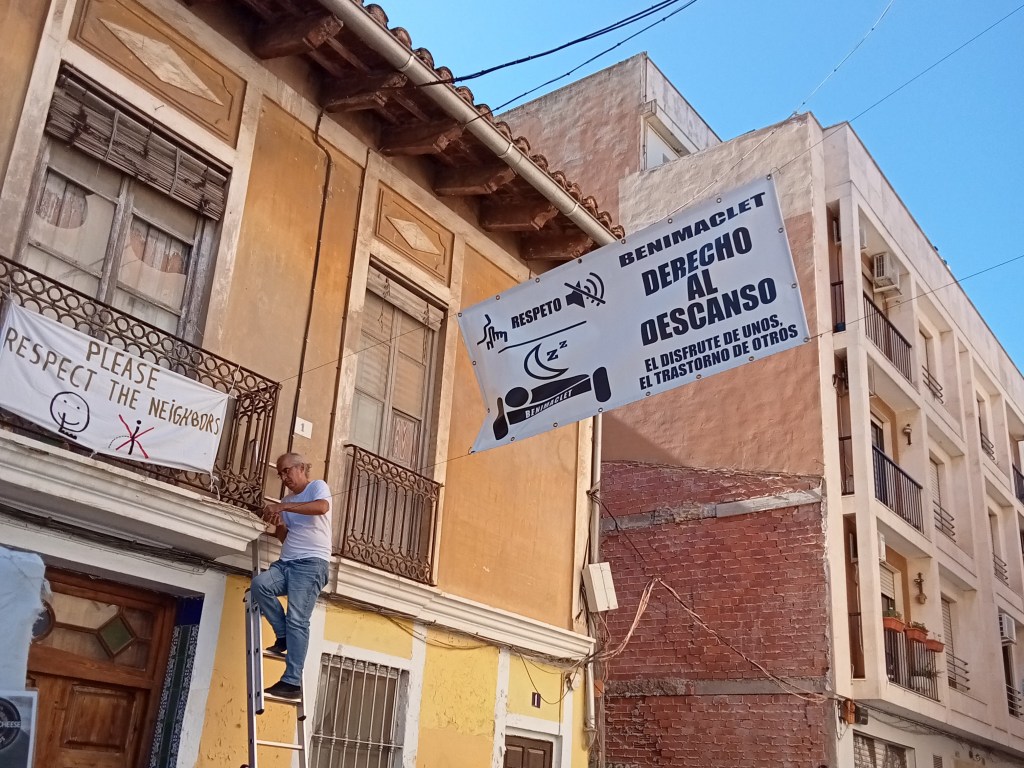 Carteles que reclaman respeto y derecho al descanso en Benimaclet. 