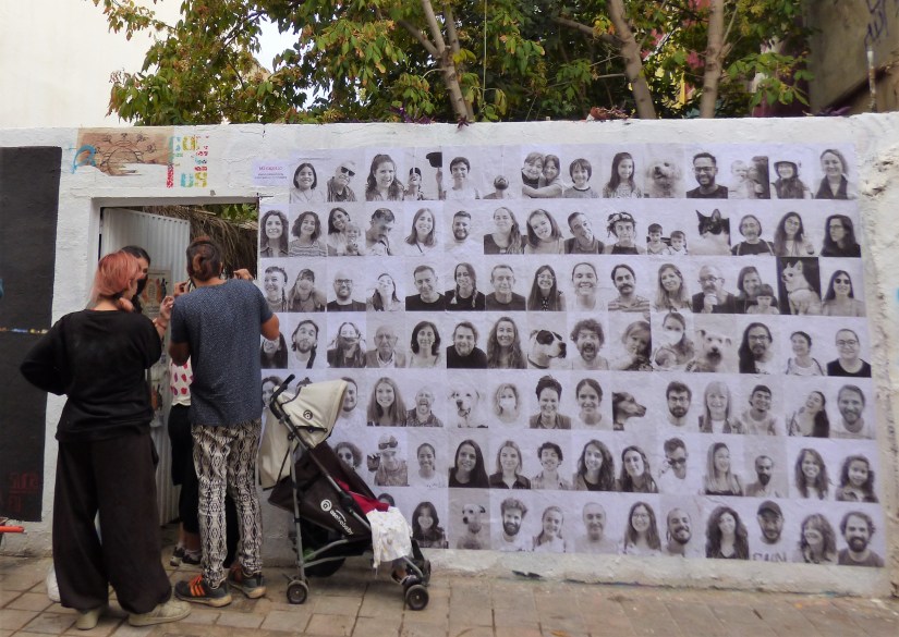 Un mural con fotos de personas y mascotas creado para el conFusión 2021 de Benimaclet