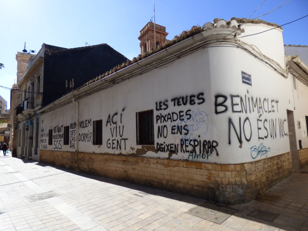Fachada de una casa de Benimaclet en la que sus dueños han hecho pintadas contra el botellón. 