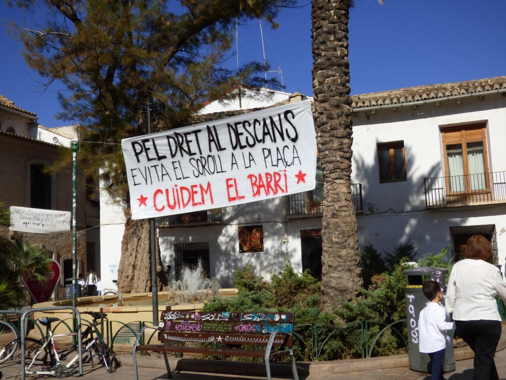 Uno de los carteles reivindicativos contra el botellón en plena plaza de Benimaclet. 