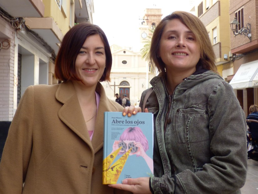 La periodista Pepa Blanes (izq) junto a la propietaria de la librería La Rossa, Alodia Clemente (dcha), en Benimaclet. 