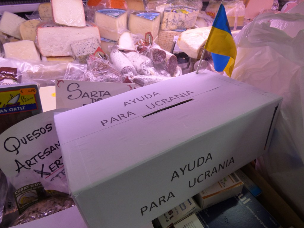 Una caja de ayuda para Ucraina en un comercio de Benimaclet. 