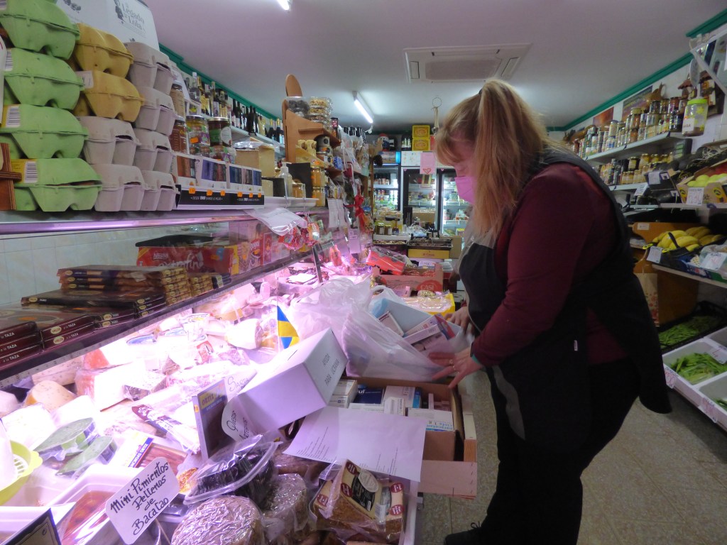 Mayte Navarro junto a productos recogidos para Ucrania en los 'Ultramarinos Javi' de Benimaclet.