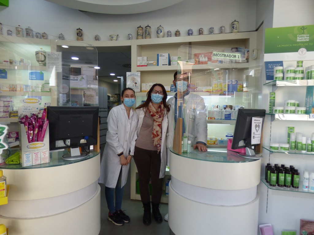 Interior de la farmacia Sancho Monforte de Benimaclet.
