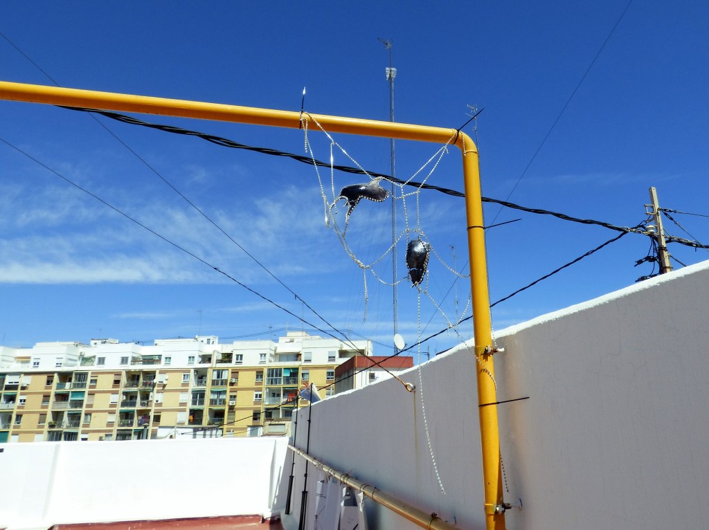 La luz y los colores del entorno interactúan con las piezas de la exposición en una azotea de Benimaclet